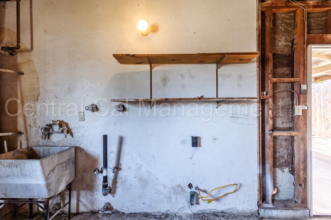 Building Photo - 3 Bedroom, 2 Bath Home Near Bakersfield Co...