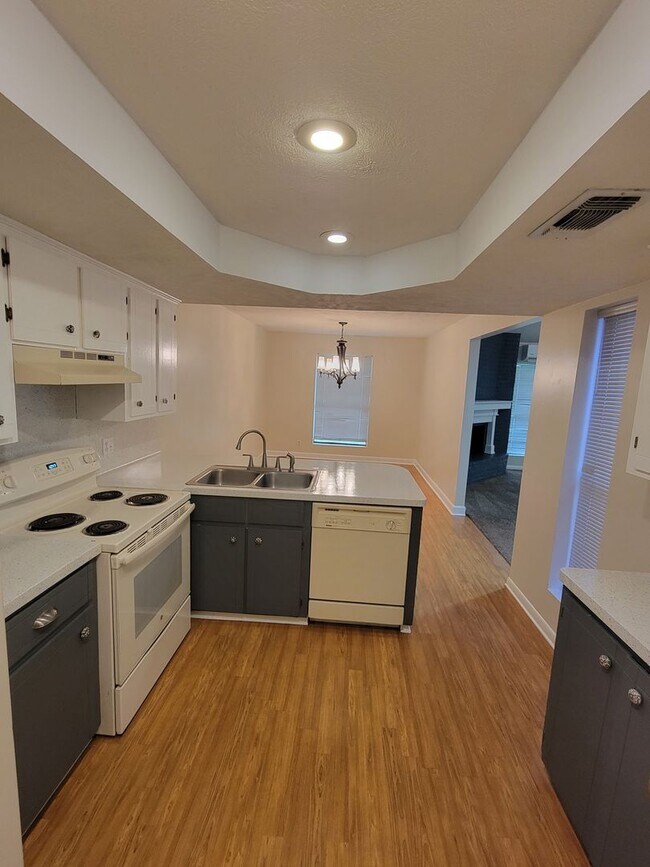 Building Photo - Cute 3B/2B Home Available on October 1st!