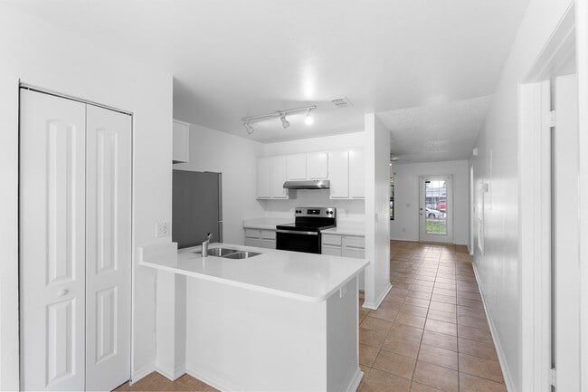 Building Photo - Beautiful Newly Renovated 2 Bedroom 2 Bath...