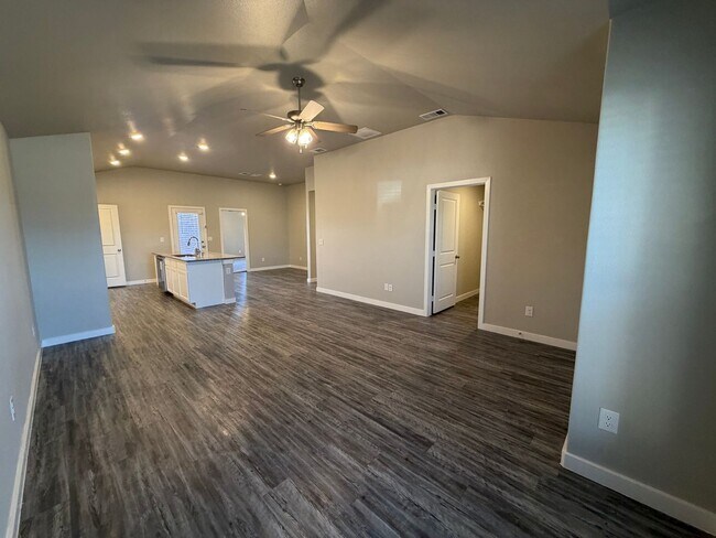 Building Photo - Pre leasing for July: 3/2 located in Upland Crossing!