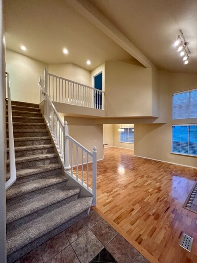 Building Photo - Updated 3 Bedroom Condo!