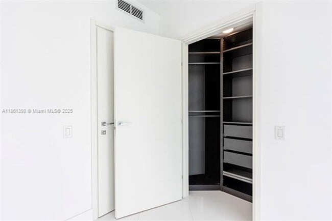 Building Photo - 1300 Brickell Bay Dr