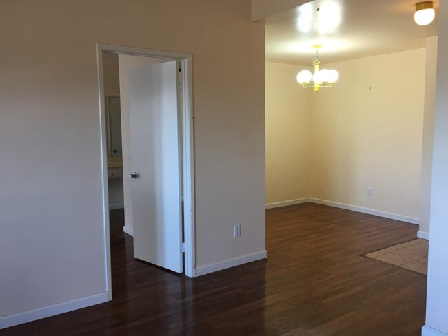Building Photo - One Bedroom Condo in San Carlos!!