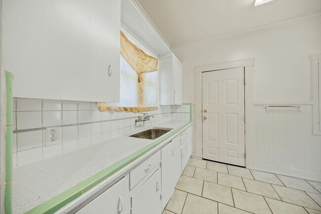 Building Photo - 2 Bedrooms and 1 Bathroom located in Denver Heights Subdivision