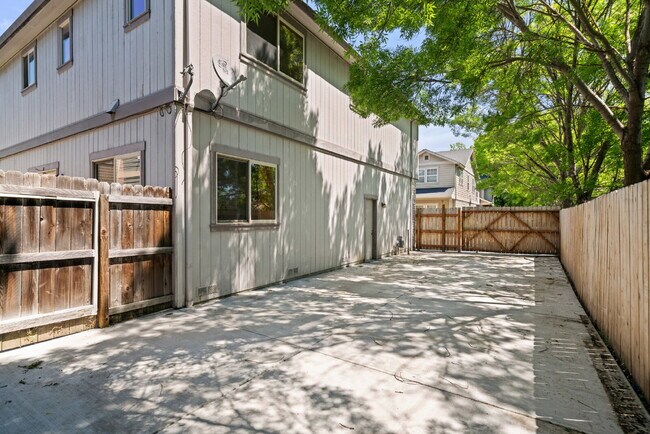 Building Photo - 608 Shadow Way