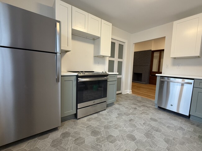 Building Photo - 822 3rd St S