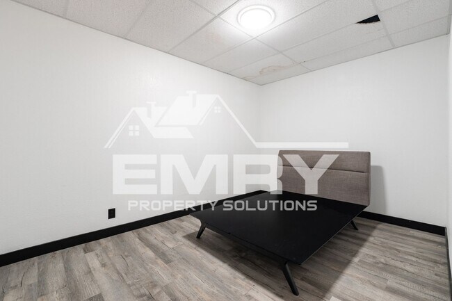 Building Photo - 942 S Gerhart Ave