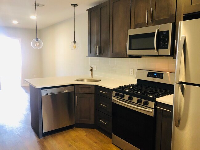 Building Photo - 347 7th St