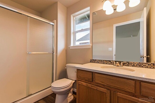 Building Photo - Redmond Townhome