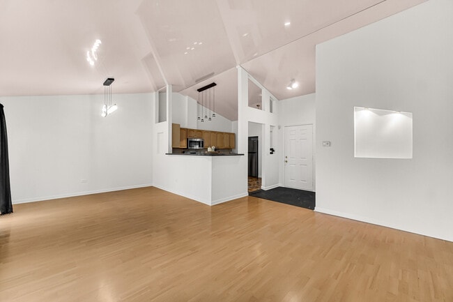 Building Photo - 533 Lyon Dr