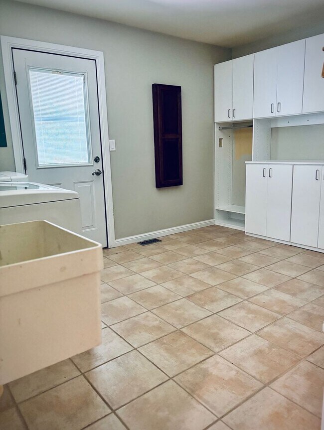 Building Photo - Available now-  4 Bedroom house in O'Fallo...
