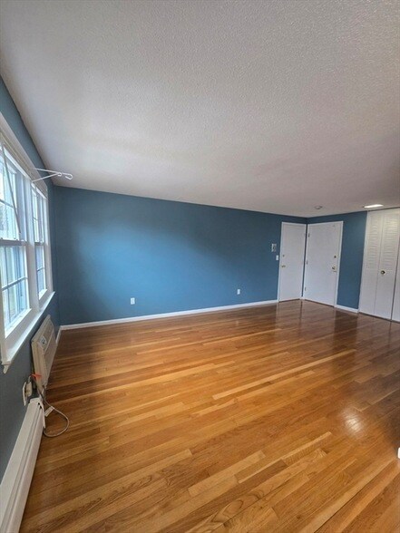 Building Photo - 180 Nesmith St