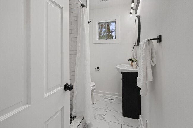 Building Photo - Modern Charm in Desirable East Ridge Neighborhood