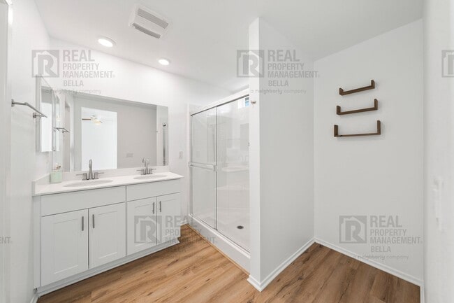 Building Photo - Spacious 4-Bed, 2-Bath Open-Concept Home i...