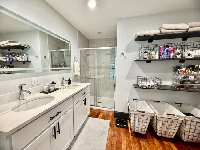 Building Photo - Beautifully Refinished Historic Downtown Apartment!