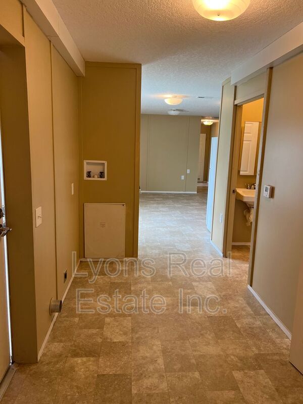 Building Photo - 8086 Heck Dr