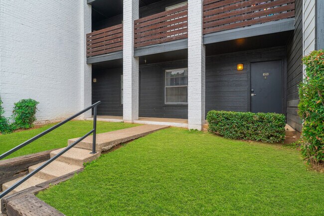 Building Photo - 2537 Thomason Cir