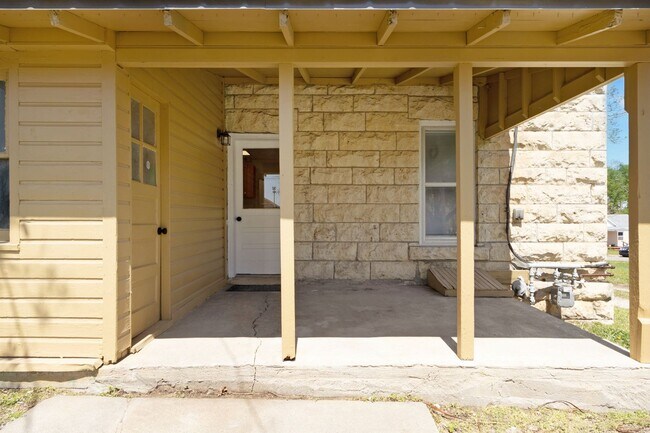 Building Photo - Large Beautiful Home, Close to Fort Riley