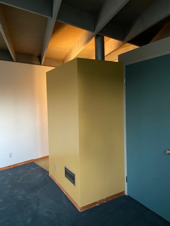 Building Photo - 872 Hanley Ave