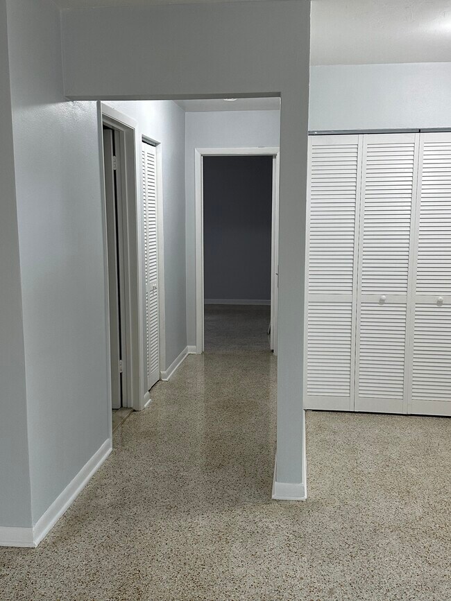 Building Photo - 7000 Pinehurst Dr