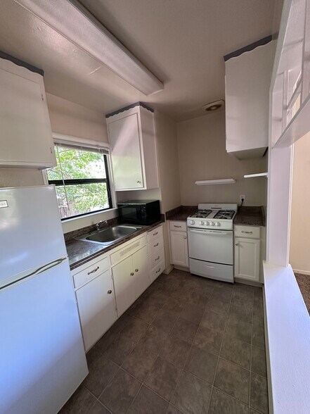 Kitchen - 917 Henrietta St