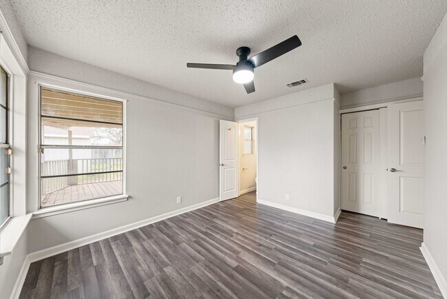 Building Photo - 4402 Seabreeze Dr