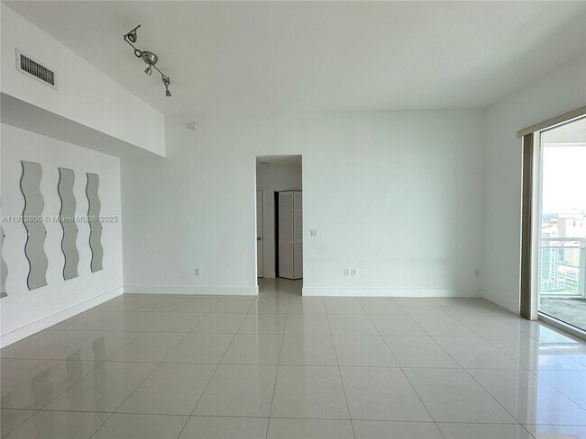 Building Photo - 950 Brickell Bay Dr