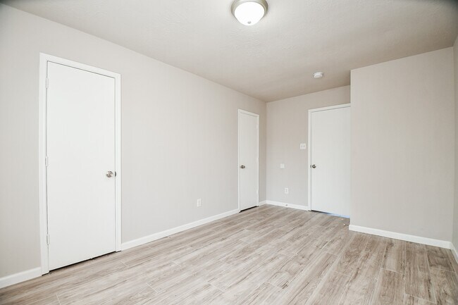 Building Photo - 11659 Evesborough Dr