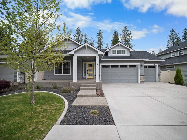 Building Photo - 4 bedroom Modern Home at Eagle Ridge Estates