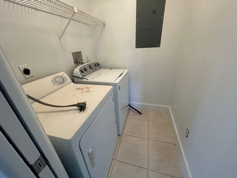 Building Photo - 4708 SE 5th Pl