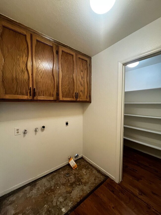 Building Photo - 3142 E Race Ave