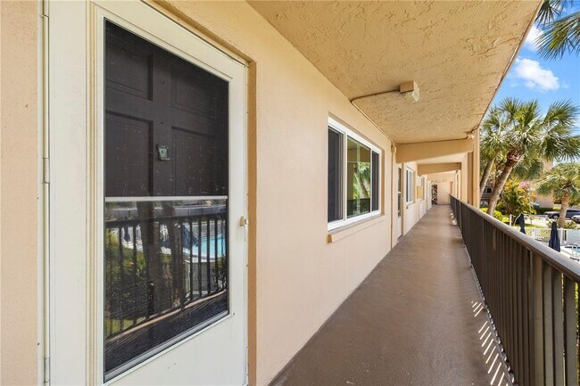 Building Photo - 2525 W Bay Dr