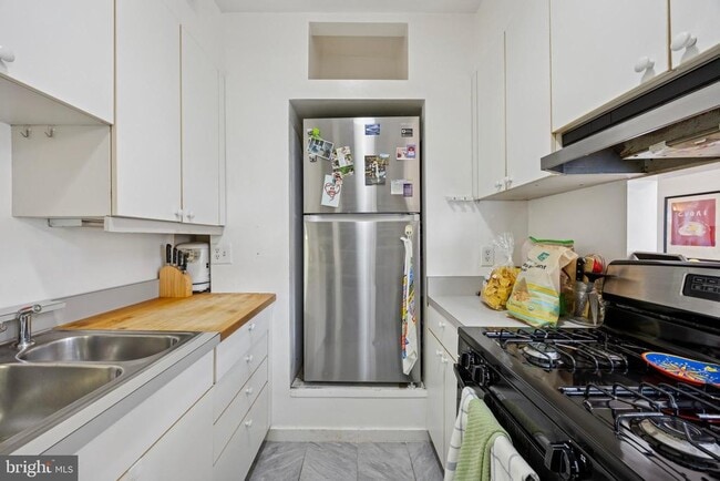 Building Photo - 1731 Bainbridge St