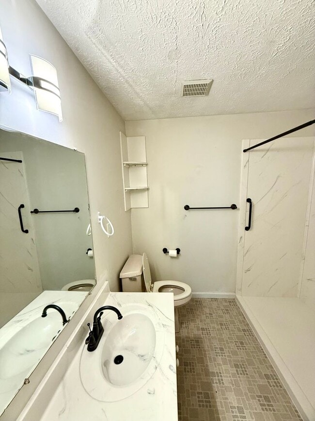 Building Photo - 2 BEDRM CONDO AVAILABLE NOW! MONTHLY RENT ...