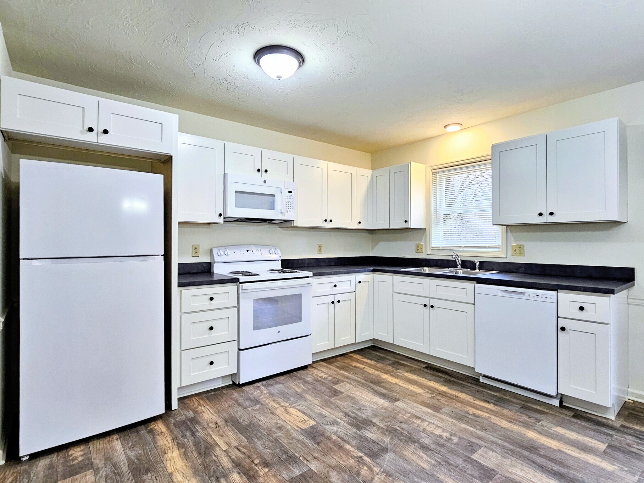 Building Photo - 205 Riverview Dr