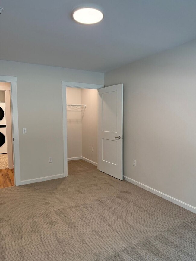 Building Photo - One Bedroom with Den , so many possibilities!