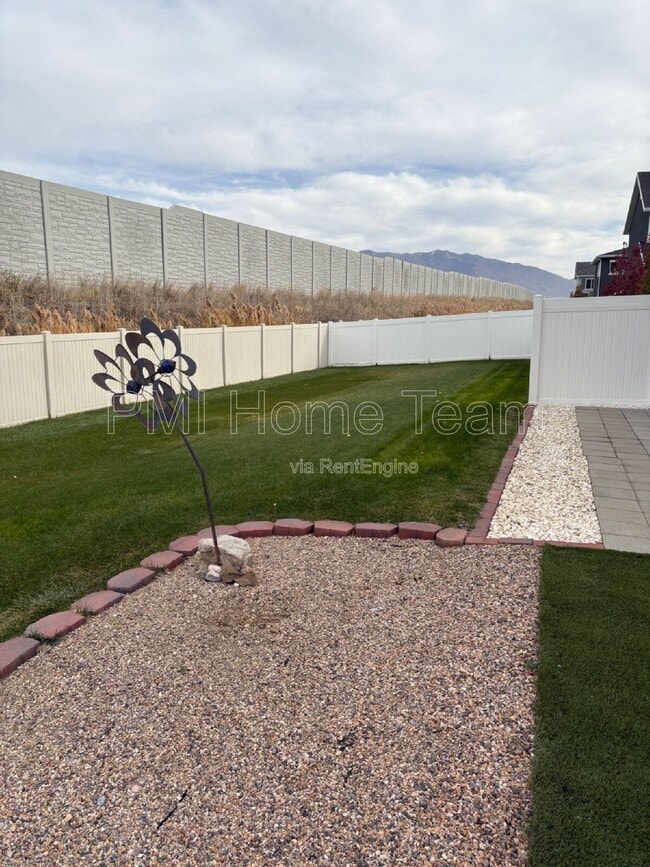 Building Photo - 1616 W Parkview Dr