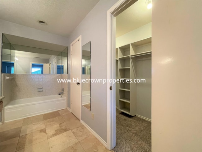 Building Photo - 1920 Oakbluff Dr