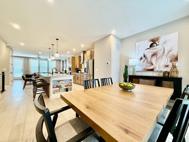 Building Photo - Central, luxury townhome in the heart of Liberty