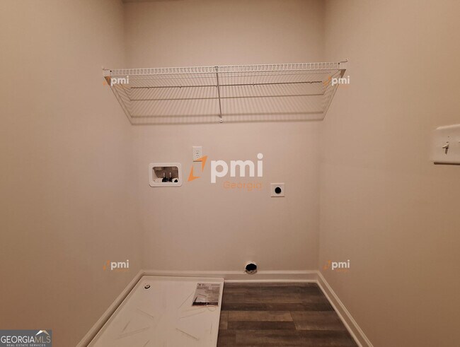 Building Photo - 127 Maple Dr