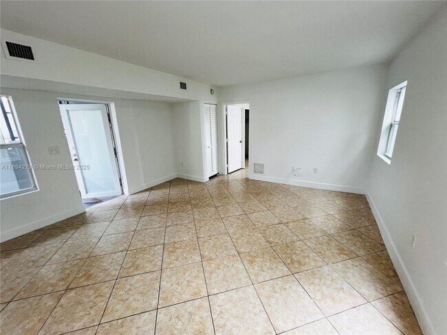 Building Photo - 950 Bay Dr