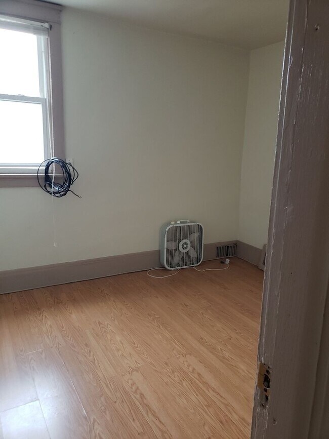 Building Photo - 224S61stK