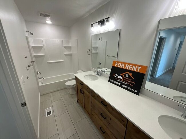 Building Photo - 3 bedroom 2.5 Bath Townhouse