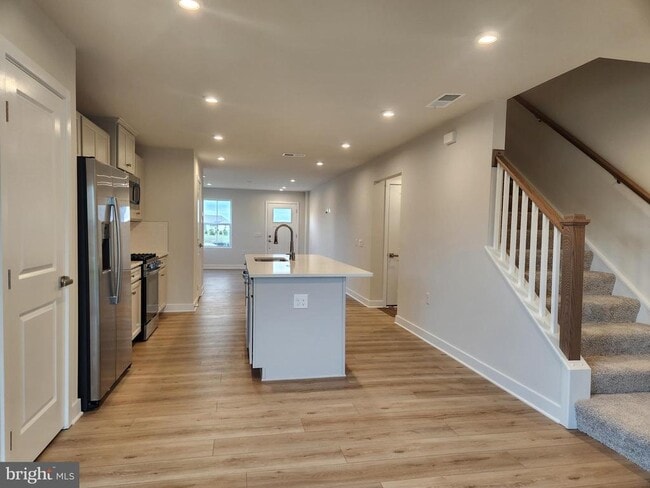 Building Photo - 377 Waterside Sq