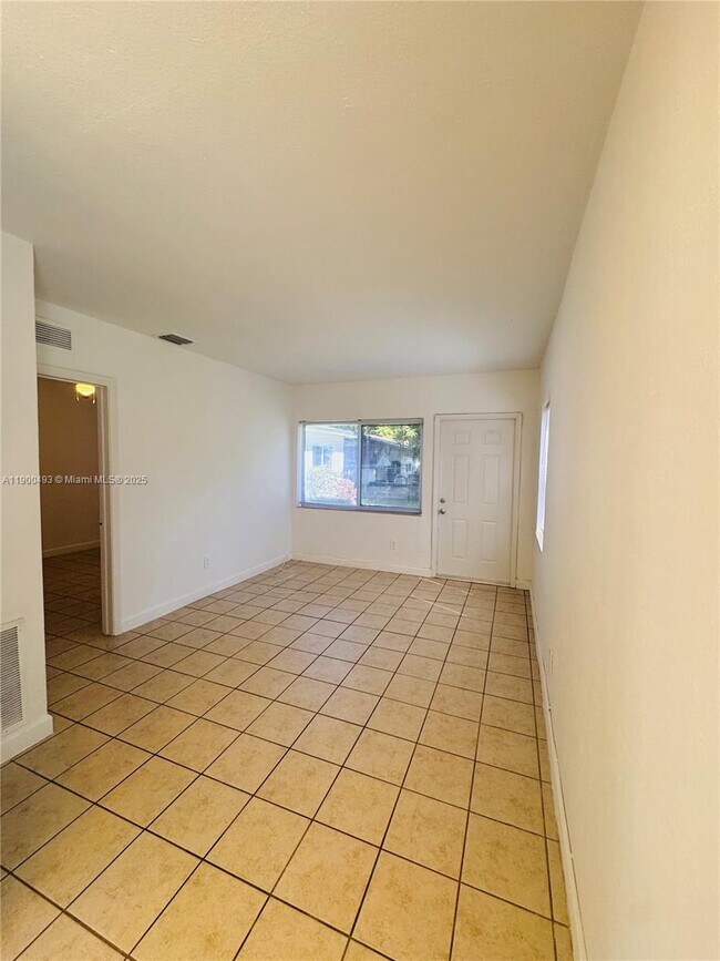 Building Photo - 1267 NE 127th St