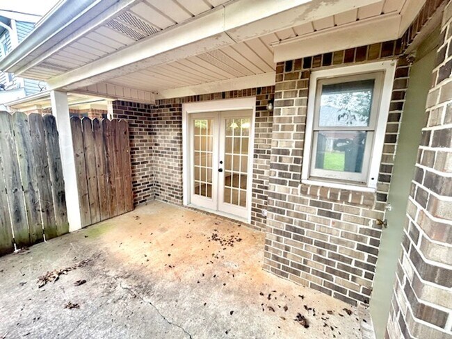 Building Photo - Beautiful Townhome in the Heart of Madison! MOVE IN SPECIAL!