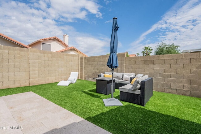 Building Photo - 8846 E Windrose Dr