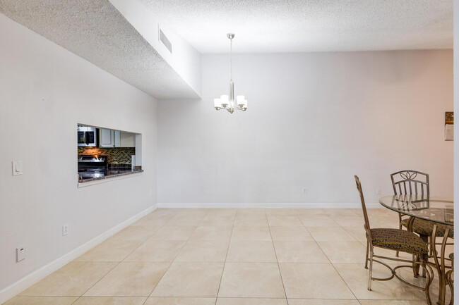Building Photo - 4245 Landar Dr
