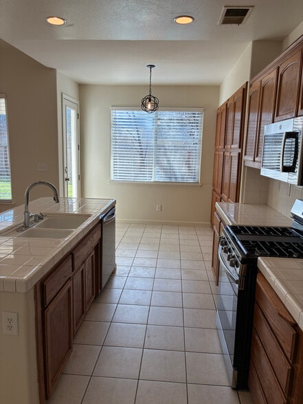 Building Photo - 2555 E Houston Ave