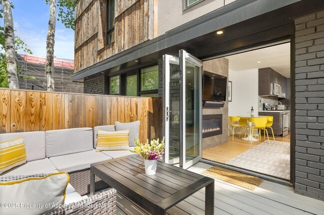 Building Photo - 250 S Original St